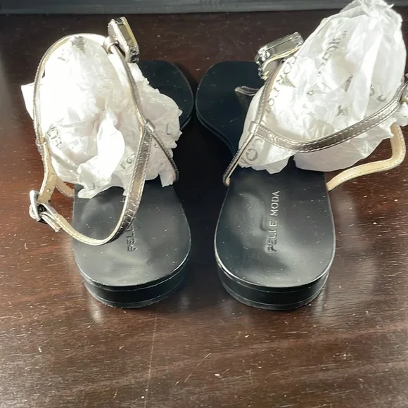 Pelle Moda thong sandals with jewel detail in pewter - Picture 3 of 5
